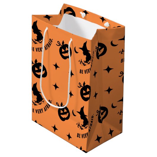 Halloween Orange Black Spooky Pumpkin Hexe Mittlere Geschenktüte (Vorderseite Schrägansicht)