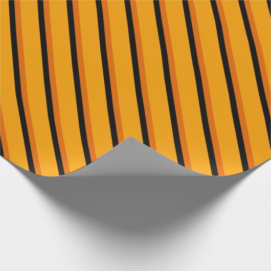 Halloween | Orangefarbene und schwarze Streifen Geschenkpapier (Ecke)