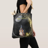 Halloween Owl im Rundturmfenster Tasche (Von Nahem)