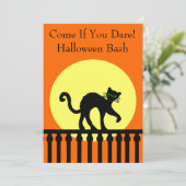 Halloween-Party Black Cat auf Zaun Moon Orange Einladung (Stehend Vorderseite)