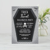 Halloween-Party einladen Sargbäume Schädelknochen Einladung (Stehend Vorderseite)