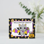 Halloween-Party Einladung mit Bat Holding Candy Postkarte (Stehend Vorderseite)
