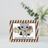Halloween-Party Einladung mit Bat Holding Candy Postkarte (Stehend Vorderseite)