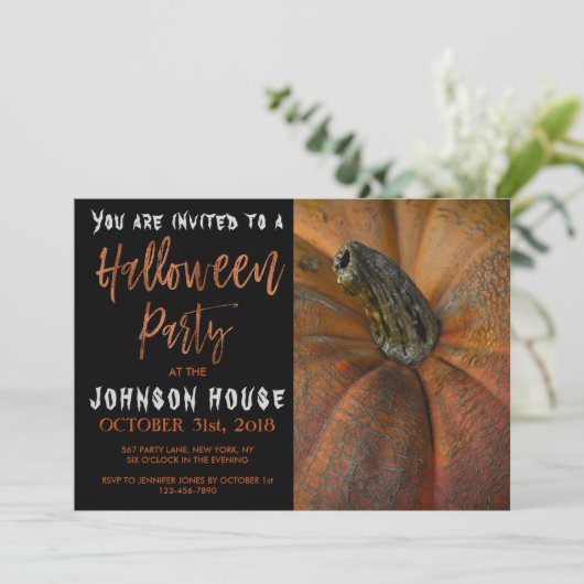 Halloween-Party mit moderner orangefarbener Typogr Einladung (Stehend Vorderseite)