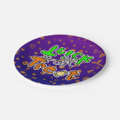 Halloween-Party Trick oder Trete Pappteller (Schrägansicht)