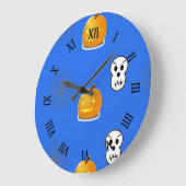 Halloween pattern on blue große wanduhr (Winkel)