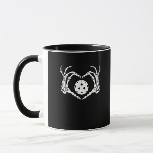 Halloween Pickle Skeleton Herz Hände Tasse (Links)