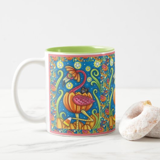 HALLOWEEN PINK FLAMINGO & SCHWARZE KATZE IN PUMPKI ZWEIFARBIGE TASSE (Mit Donut)