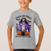 Halloween Pirate Trick or Treat or Walk the Plank T-Shirt (Vorderseite)