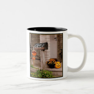 'Halloween Porch'-Tasse Zweifarbige Tasse