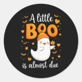 Halloween Pregnancy Announcement A Little Boo Is A Runder Aufkleber (Vorderseite)