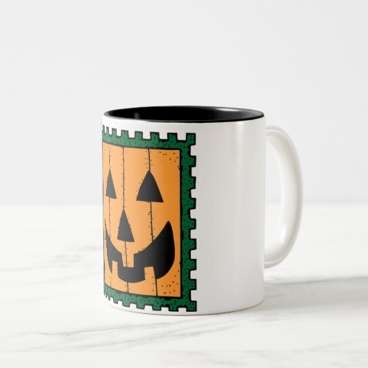 HALLOWEEN PUMPKIN BRIEFMARKE ZWEIFARBIGE TASSE (VorderseiteRechts)
