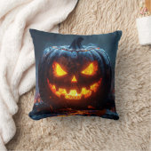 Halloween pumpkin lantern with glowing eyes, dark  kissen (Decke)