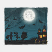 Halloween Pumpkins: Dunkles Schloss, blauer Mond Fleecedecke (Vorderseite (Horizontal))