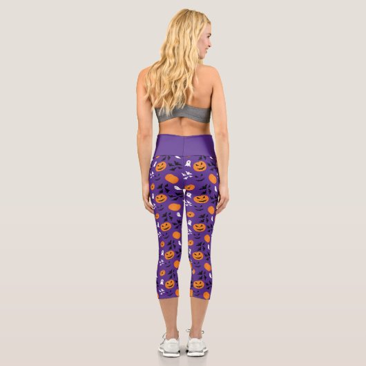 Halloween pumpkins ghosts bats fun purple pattern capri leggings (Rückseite)