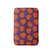 Halloween Pumpkins im Lila Hintergrundemuster Badematte (Vorderseite Vertikal)