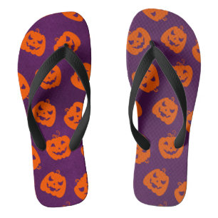 Halloween Pumpkins im Lila Hintergrundemuster Badesandalen