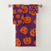 Halloween Pumpkins im Lila Hintergrundemuster Badhandtuch Set (Insitu)