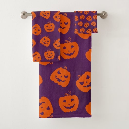 Halloween Pumpkins im Lila Hintergrundemuster Badhandtuch Set (Insitu)