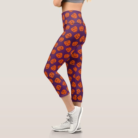 Halloween Pumpkins im Lila Hintergrundemuster Capri Leggings (Links)