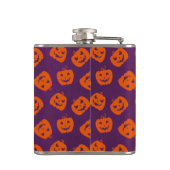 Halloween Pumpkins im Lila Hintergrundemuster Flachmann (Rückseite)