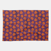 Halloween Pumpkins im Lila Hintergrundemuster Geschirrtuch (Horizontal)