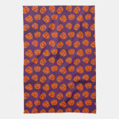 Halloween Pumpkins im Lila Hintergrundemuster Geschirrtuch (Vertikal)