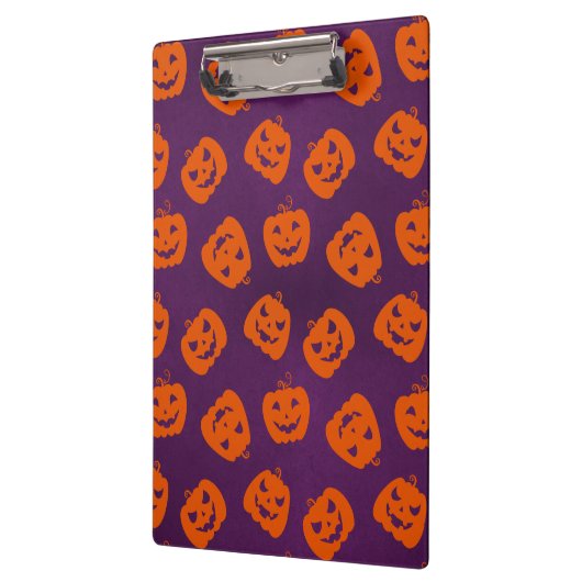 Halloween Pumpkins im Lila Hintergrundemuster Klemmbrett (Links)