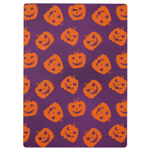 Halloween Pumpkins im Lila Hintergrundemuster Klemmbrett (Rückseite)