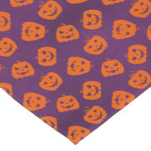 Halloween Pumpkins im Lila Hintergrundemuster Kurzer Tischläufer (Ecke)