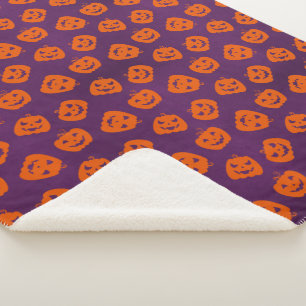 Halloween Pumpkins im Lila Hintergrundemuster Sherpadecke