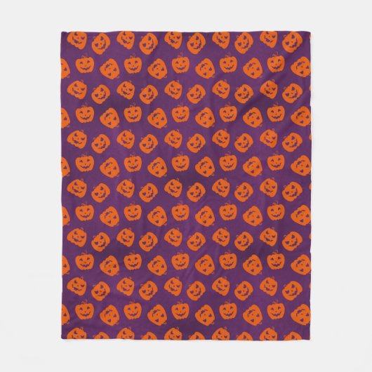 Halloween Pumpkins on Purple Background Pattern Fleecedecke (Vorderseite)
