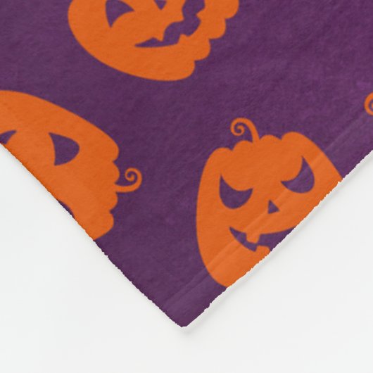 Halloween Pumpkins on Purple Background Pattern Fleecedecke (Ecke)