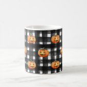 Halloween Pumpkins: Schachbrettmuster. Kaffeetasse (Mittel)