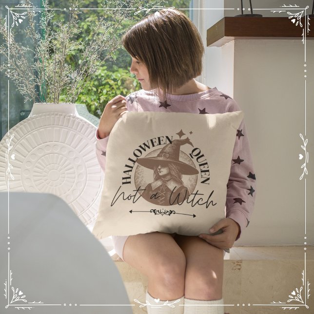 Halloween Queen, keine Hexe Kissen (Halloween Queen, Not a Witch Cover from The Beekeeper Store)