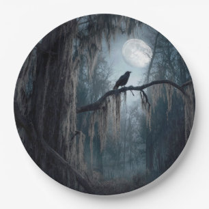 Halloween-Rabe in einem unheimlichen Wald Pappteller