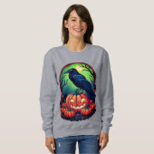 Halloween Raven in einem Kürbis Sweatshirt (Vorne ganz)