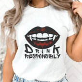 Halloween Red Lips Vampire Fangs Drink verantwortu T-Shirt