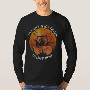 Halloween Reiten Golf Cart auf einer dunklen Wüste T-Shirt