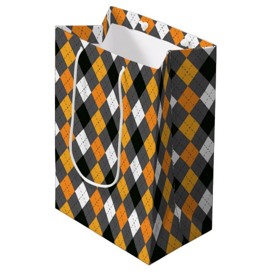 Halloween Retro Raute Orange Black Grey White Mittlere Geschenktüte (Vorderseite Schrägansicht)