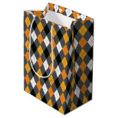 Halloween Retro Raute Orange Black Grey White Mittlere Geschenktüte (Rückseite Schrägansicht)
