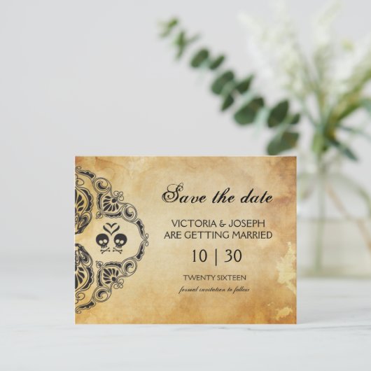 Halloween Save the Date - Skull & Crossbones Ankündigungspostkarte (Stehend Vorderseite)