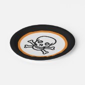 Halloween-Schädel auf schwarz, orange und weiß Pappteller (Schrägansicht)