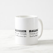 Halloween-Scherz oder Streiche lustiges Zitat Kaffeetasse (VorderseiteRechts)
