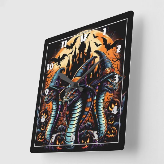 Halloween-Schlangen in unheimlicher Atmosphäre in Quadratische Wanduhr (Winkel)