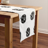 Halloween-Schwarz-Weiß-Kürbislaterne Kurzer Tischläufer (Beispiel)