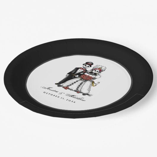 Halloween Schwarz-Weiß-Rot-Skelette passt zusammen Pappteller (Schrägansicht)