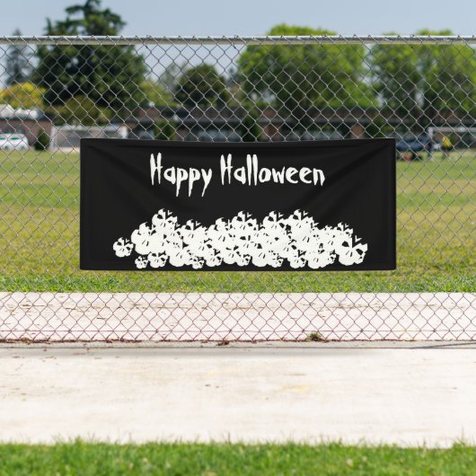 Halloween Schwarz-weißer Schädelhaufen Banner (Insitu)
