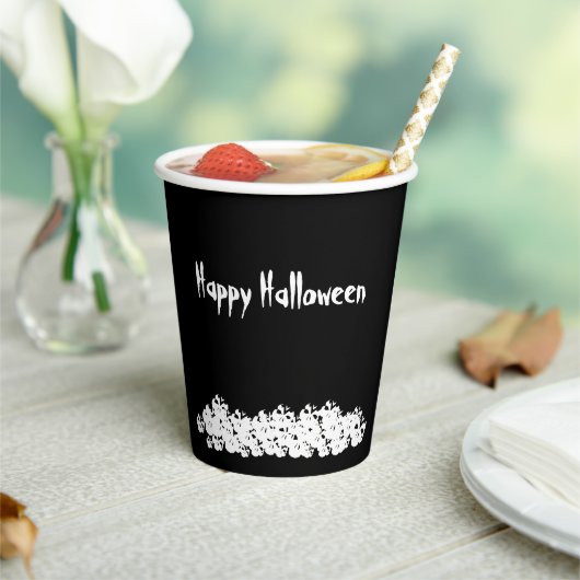 Halloween Schwarz-weißer Schädelhaufen Pappbecher (In Situ)