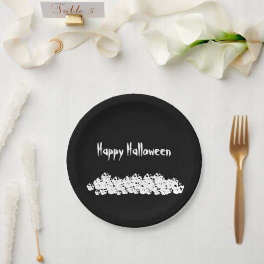 Halloween Schwarz-weißer Schädelhaufen Pappteller (Hochzeit)